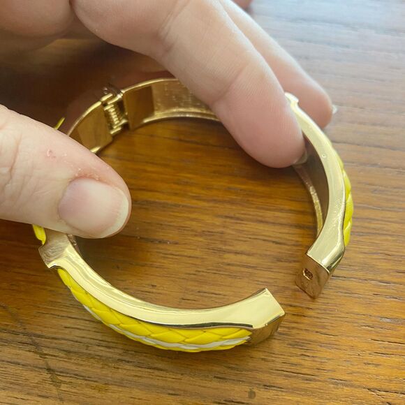 Vintage Yellow Chunky Triple Strand Bead Necklace, Bracelet and Drop Earrings - Picture 4 of 9